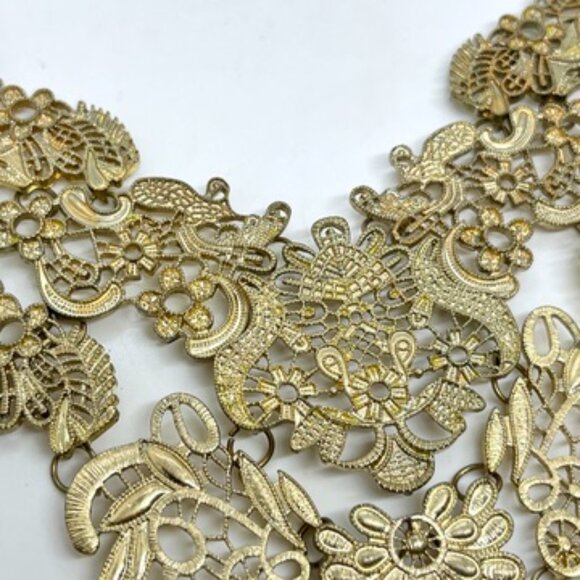 VINTAGE LACE CUT OUT BIB NECKLACE ANTIQUED LIGHT GOLD TONE CHAIN ORNATE FILIGREE - Picture 9 of 15